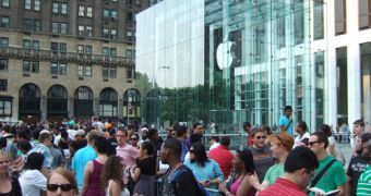 Crowd gathered outside Apple's flagship retail store in New York (Fifth Ave.)