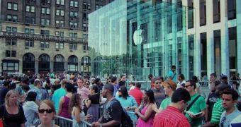 Did anyone have a doubt? (customers lined up at Apple's Fifth Ave. flagship store in NYC)
