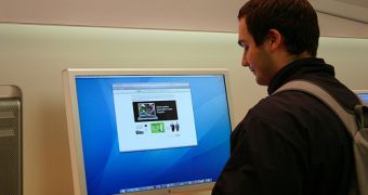 Guy testing a Mac in an Apple retail store