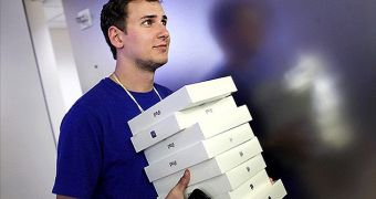 Apple staffer lugging iPads