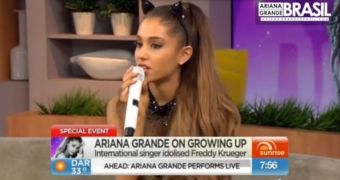 Ariana Grande is obsessed with being photographed / shot only from the left side of her face