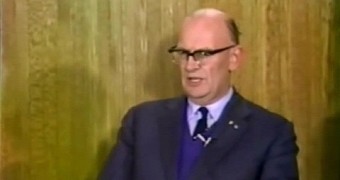 Arthur C. Clarke Predicts Smartwatches, Newspapers Downfall, and Social Media - Video
