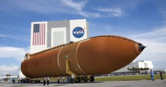 The external fuel tank of space shuttle Discovery is seen here upon arrival at the KSC, on September 27
