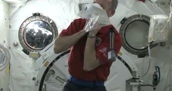 Astronaut Chris Hadfield Demonstrates Throwing Up in Space – Video