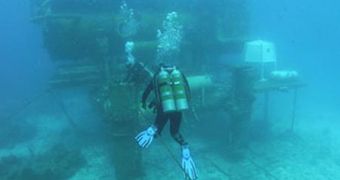 NEEMO 12 crew members swim to their undersea habitat during a training session