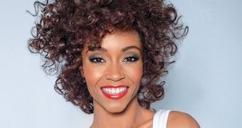 Yaya DaCosta as Whitney Houston in first promo shot for Lifetime biopic