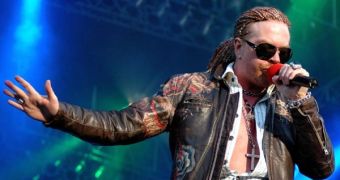 Guns N’ Roses frontman Axl Rose is hit by bottle in concert, handles the situation very graciously
