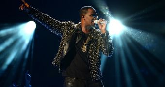 R. Kelly performs medley of his greatest hits at the BET Awards 2013