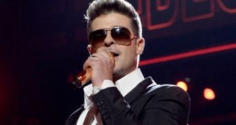 Robin Thicke performs “Blurred Lines” at the BET Awards 2013 in LA