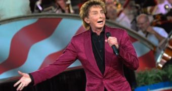 Barry Manilow looks frozen, odd at A Capitol Fourth show
