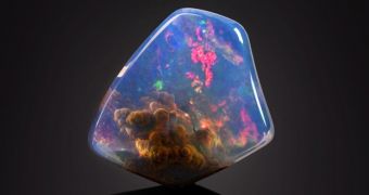 Contra luz opals flash iridescent colors when they are viewed from different angles