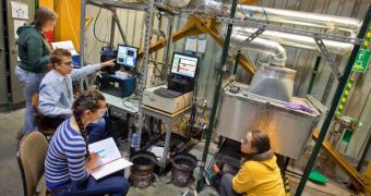 Berkeley Lab scientists test cookstoves in the lab