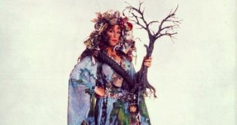 Artist Bette Midler tweets photo of herself dressed as Mother Earth