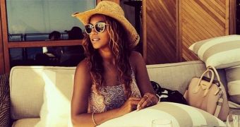 Beyonce Accused of Grossly Photoshopping Her Selfies – Photo