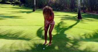 Beyonce goes golfing on vacation, suddenly has a thigh gap