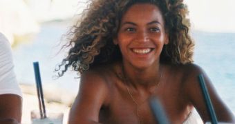 A gorgeous and makeup-free Beyonce smiles in vacation photo