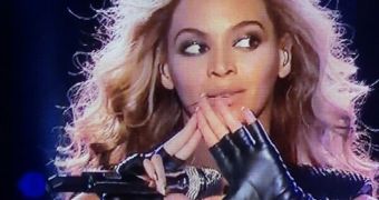 Beyonce makes triangle sign during Super Bowl 2013 Halftime performance, Internet goes crazy