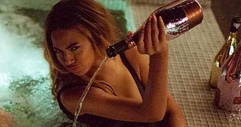 Beyonce pours expensive champagne in a hot tub in “Feeling Myself” video