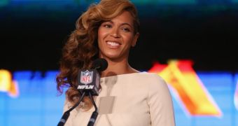 Beyonce sings National Anthem live at Super Bowl press conference to prove that she can