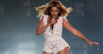 Beyonce suffers wardrobe malfuction durig concert, keeps performing