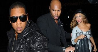 Beyonce is looking to fire bodyguard Julius De Boer after rumors surfaced she was sleeping with him