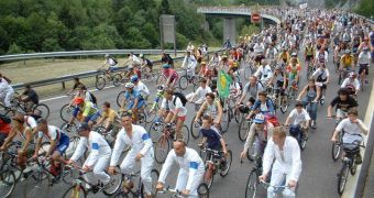 Protesters cycling in Chamonix in 2003