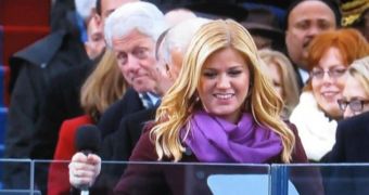 Bill Clinton photobombs Kelly Clarkson at the Presidential Inauguration 2013