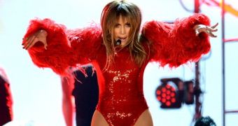 Billboard Music Awards 2013: Jennifer Lopez Brings Down the House – Video