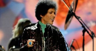 Prince performs medley at the Billboard Music Awards 2013