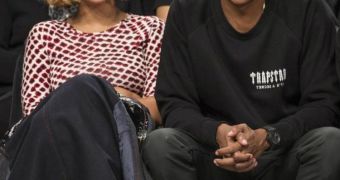 Beyonce acts strangely during an outing with her husband at a basketball game