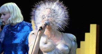 Björk stuns with another unusual outfit