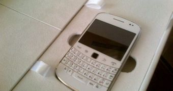Blackberry Bold 9900 in White