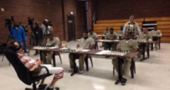 Chess grandmaster takes on 10 inmates