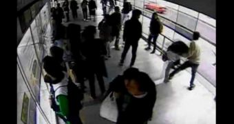 Robber gets unlucky, a bus hits him