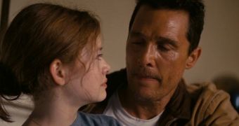 Matthew McConaughey and Mackenzie Foy share a father-daughter moment in new “Interstellar” trailer