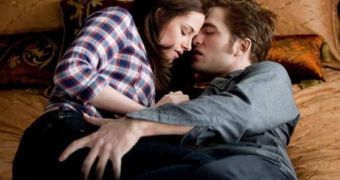 Director Bill Condon praises Robert Pattinson’s work on “Breaking Dawn”