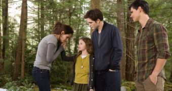 “Breaking Dawn Part 2”: the happy family (and Jacob the wolf)