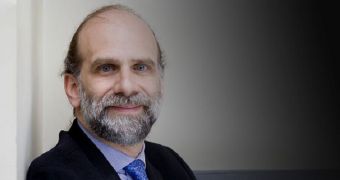 Bruce Schneier believes spam should be stopped in the middle of the network