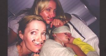 Cameron Diaz and Leslie Mann have some fun with a sleeping Kate Upton on a late flight