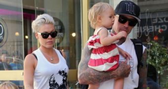 Carey Hart Gets into Altercation with Paparazzo for Snapping Pics of Kid’s Diapers – Video