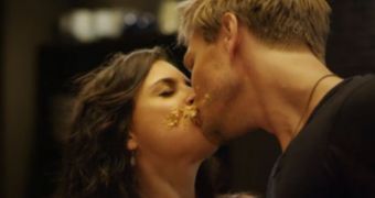 Rachael Leigh Cook and Chad Michael Murray can’t unlock lips for one second in new FoD video