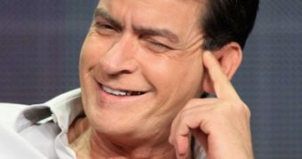 Charlie Sheen has donated $75,000 (€57,696) to a cop’s little girl for her cancer treatment