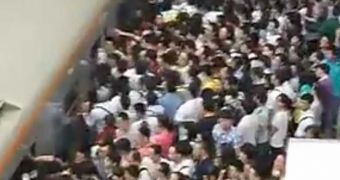 Video shows crowded Beijing subway station