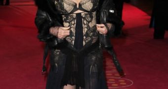 Cher (64) looked stunning at the London premiere of “Burlesque”