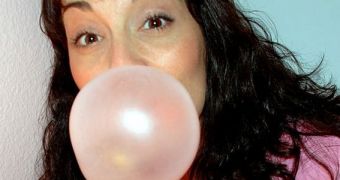Chewing gum linked to tension headaches and migraines in teens and adolescents