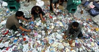 Chinese authorities dealing with pirated CDs and DVDs