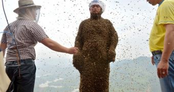 She Ping attracted more than 450,000 bees on his body