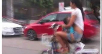 A mom in China drives while breastfeeding