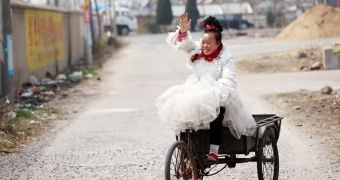 Xiang Junfeng found true love at the age of 35 and decided to celebrate her happiness every day by permanently wearing her wedding dress