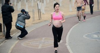 Pregnant woman runs at a marathon in Beijing